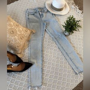 ✨Universal Thread High Waist Distressed Hem Skinny Jeans, 00